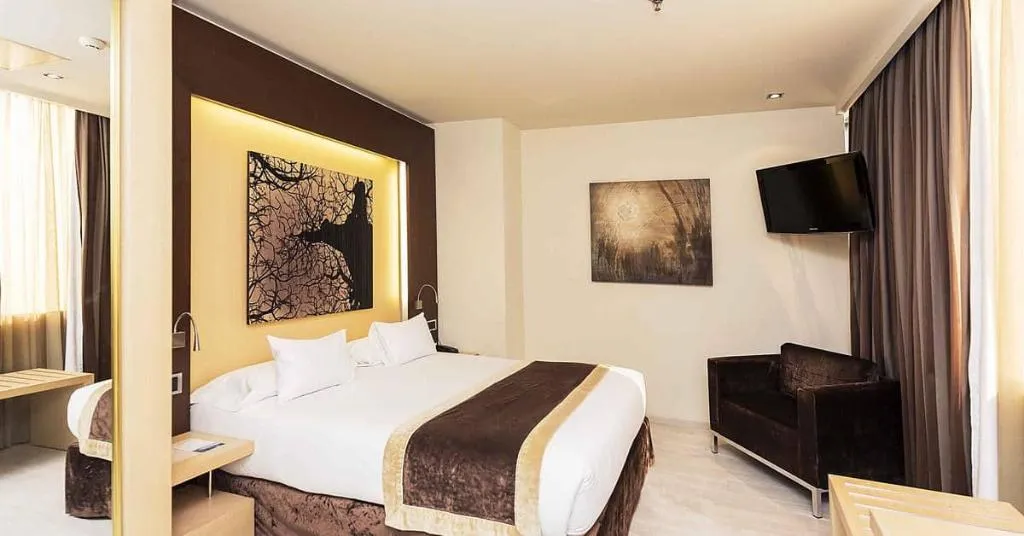 DOUBLE QUEEN SIZE BED Room, Melia Avenida America, Madrid