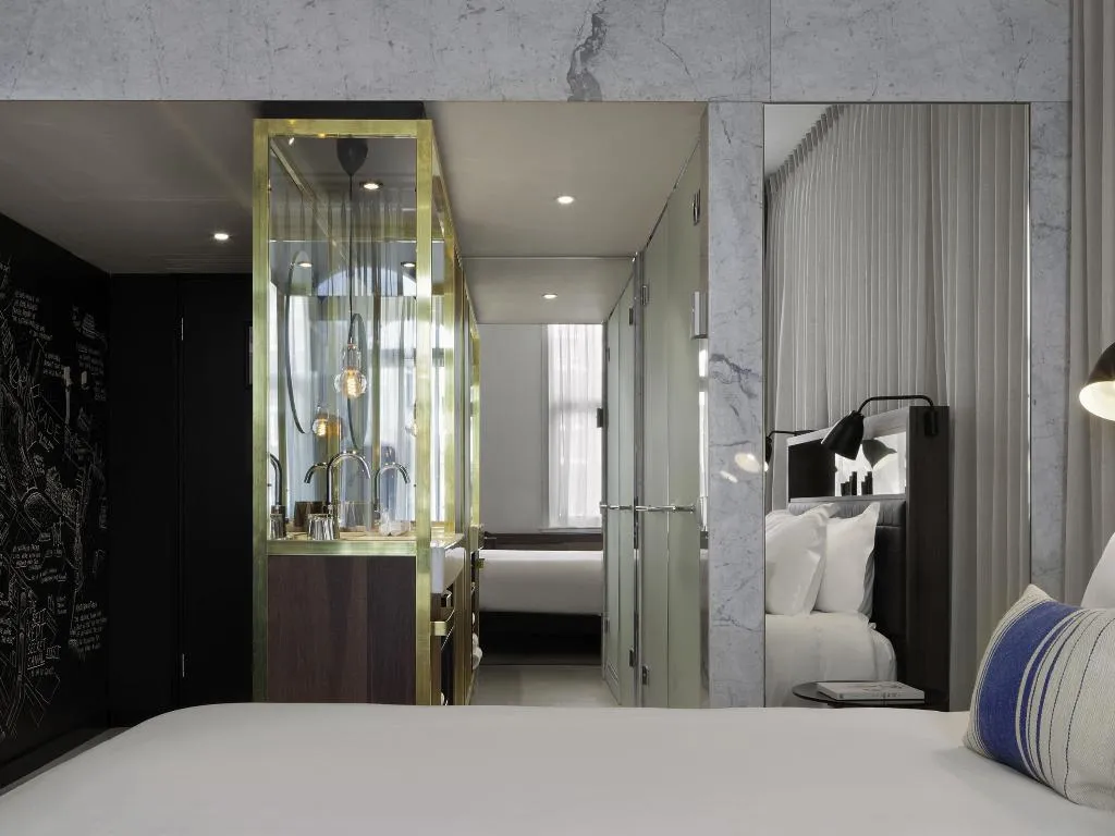 DOUBLE DELUXE KING BED Room, Ink Hotel Amsterdam - MGallery Collection, Amsterdam