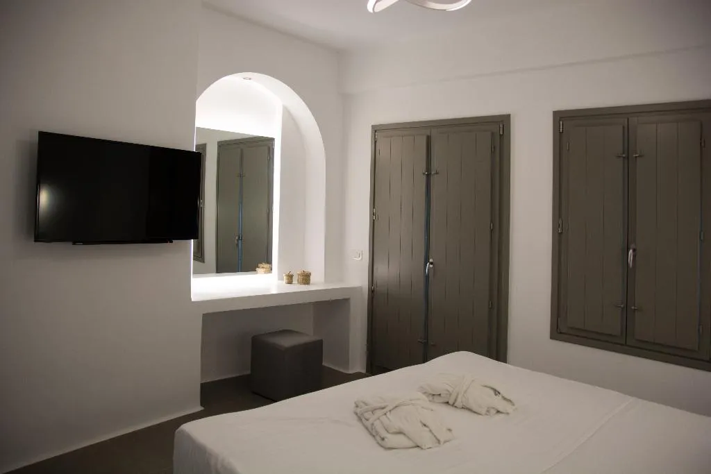 SUITE WITH PRIVATE POOL Room, Amphitrite Suites Santorini, Santorini