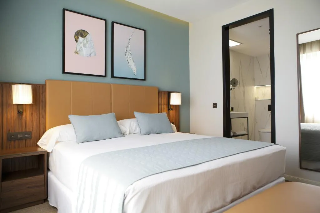 DOUBLE DELUXE WITH VIEWS Room, Hotel Riu Plaza España, Madrid