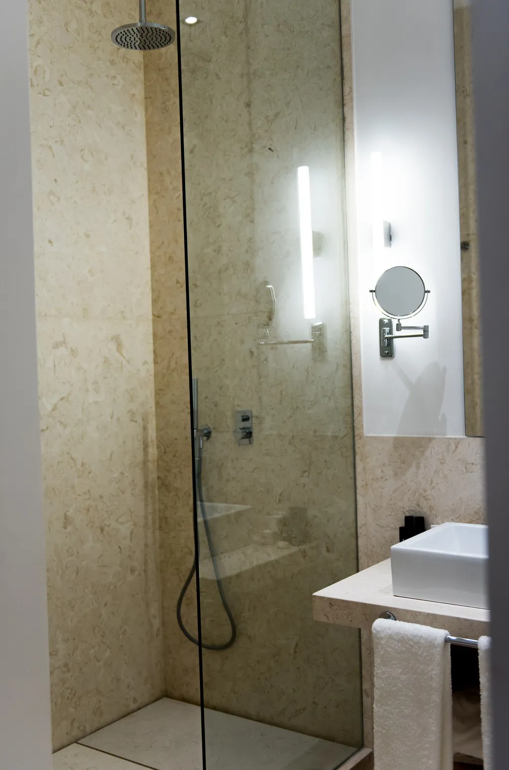APARTMENT TWO BEDROOMS WITH TERRACE Room, Flora Chiado Apartments, Lisbon