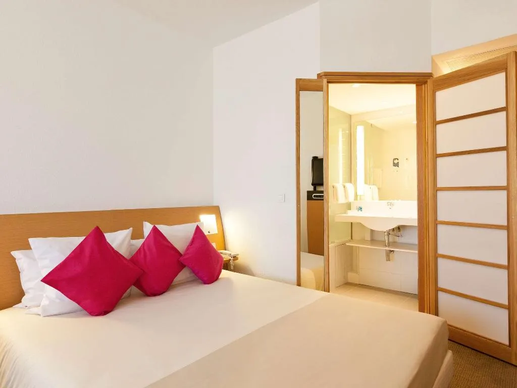 SINGLE SUPERIOR Room, Novotel Tunis, Tunisia