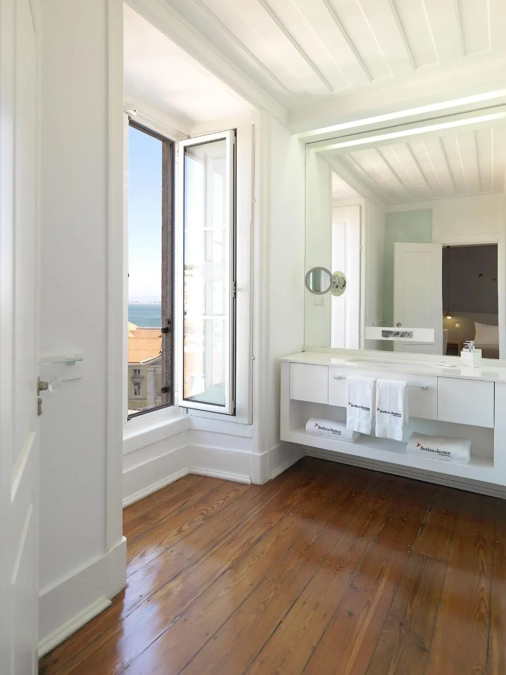 Room, Feels Like Home Chiado Prime Suites, Lisbon