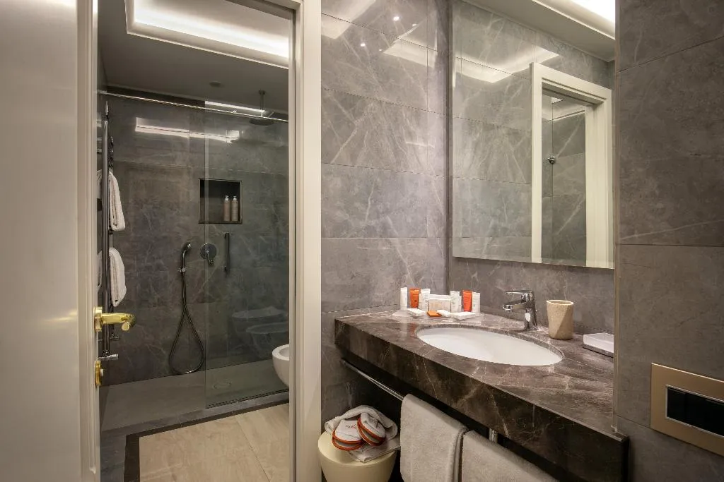 JUNIOR SUITE KING SIZE BED Room, Hotel Canada, BW Premier Collection, Rome
