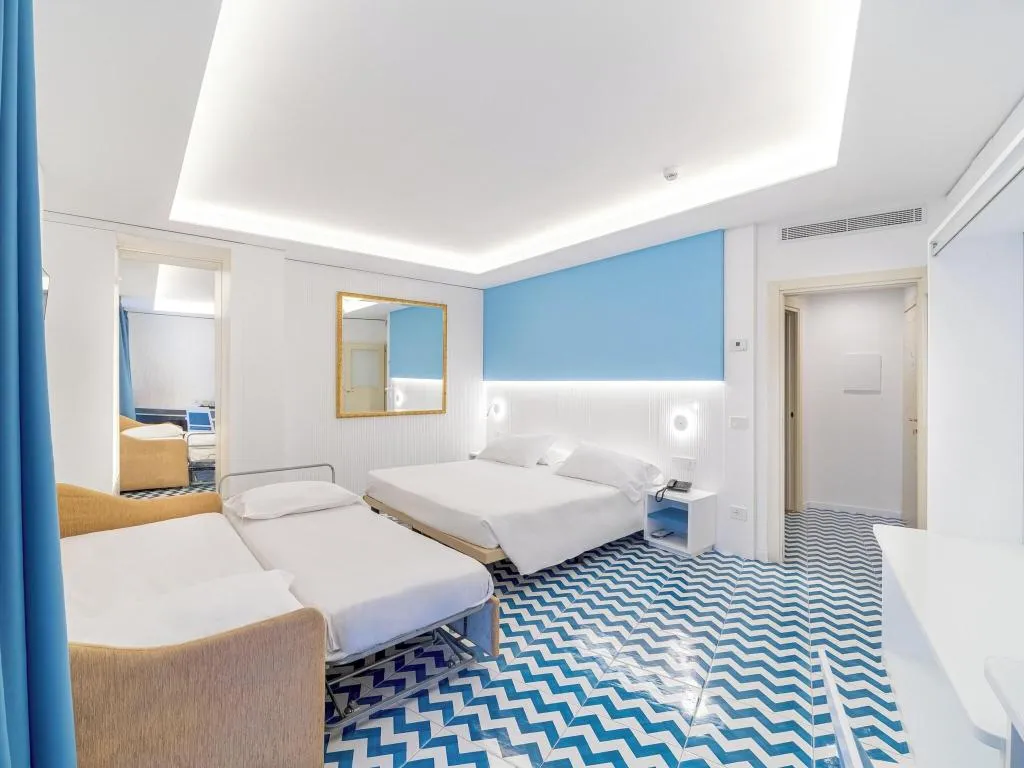 QUADRUPLE KING BED ONE BEDROOM  Room, Hotel Cristina, Naples
