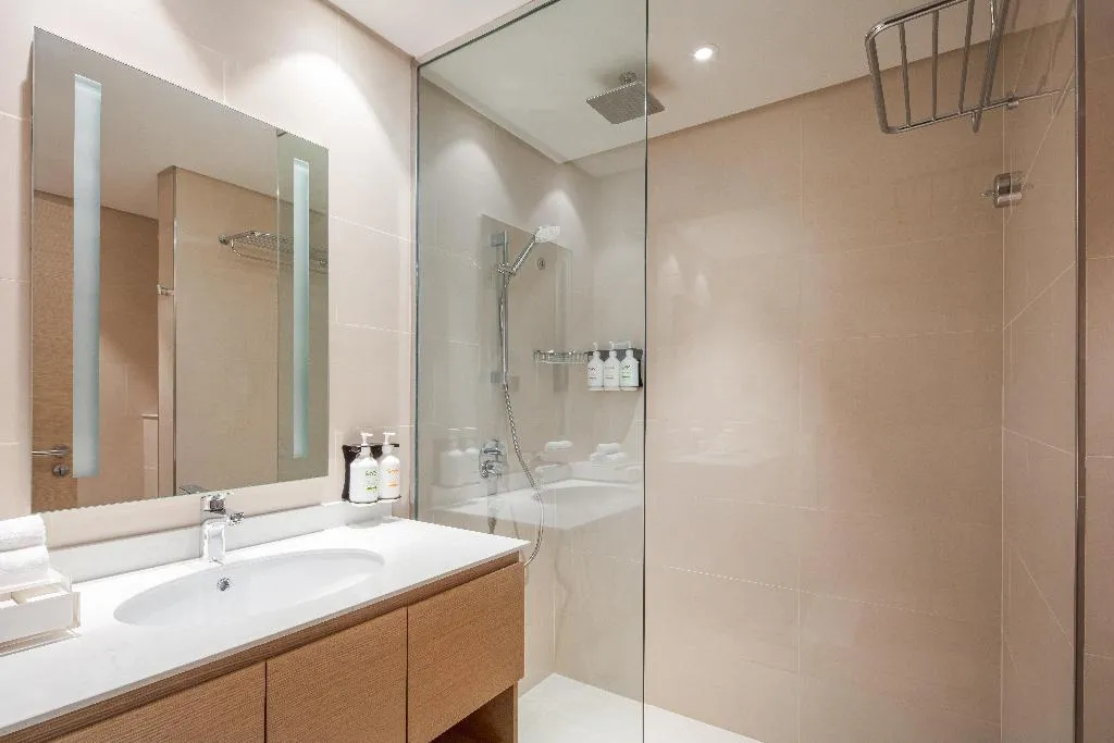 SUITE SMOKING Room, Holiday Inn Hotel & Suites Dubai Science Park, Dubai