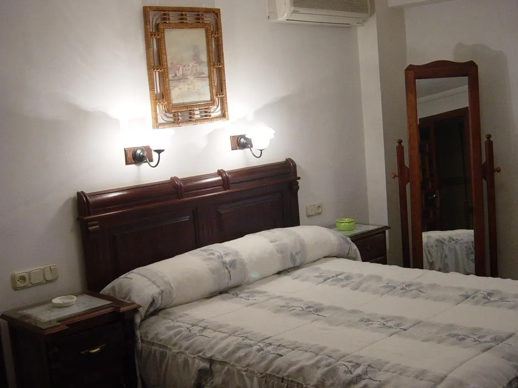 DOUBLE WITH DOUBLE BED Room, Hostal Colon, Andalucia