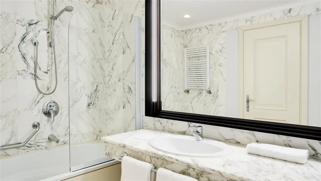 Room, Sheraton Lake Como, Milan