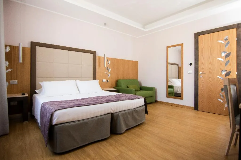 TRIPLE WITH VIEWS Room, Giolli Nazionale, Rome