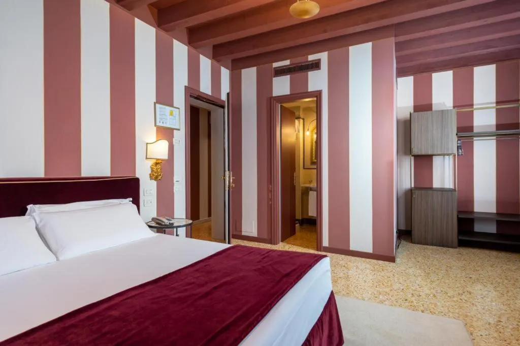 Room, Tiziano, Venice