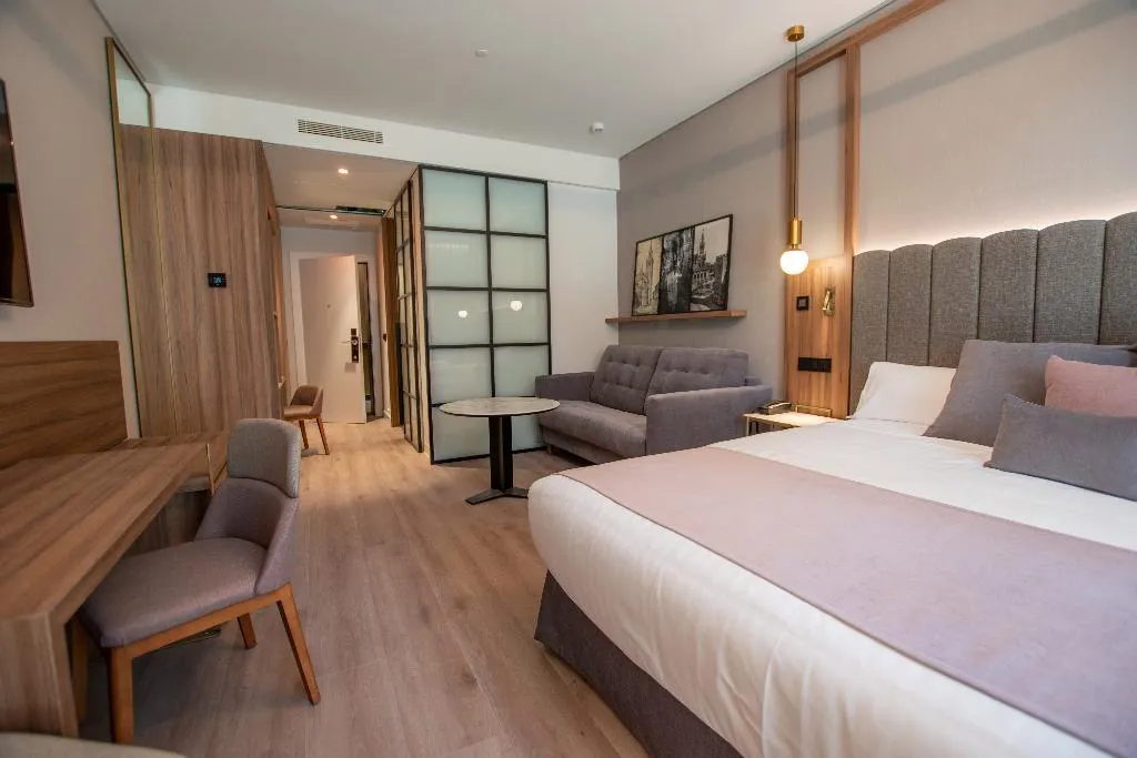 FAMILY ROOM DELUXE Room, Hotel Giralda Center, Seville