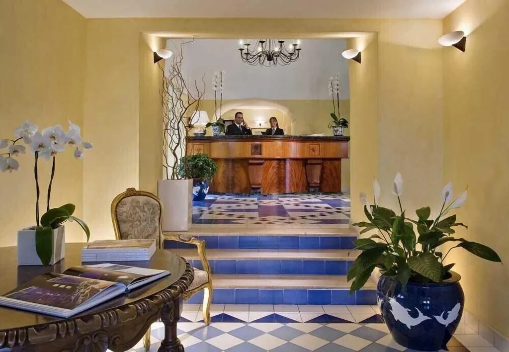Lobby, Miramare e Castello, Naples