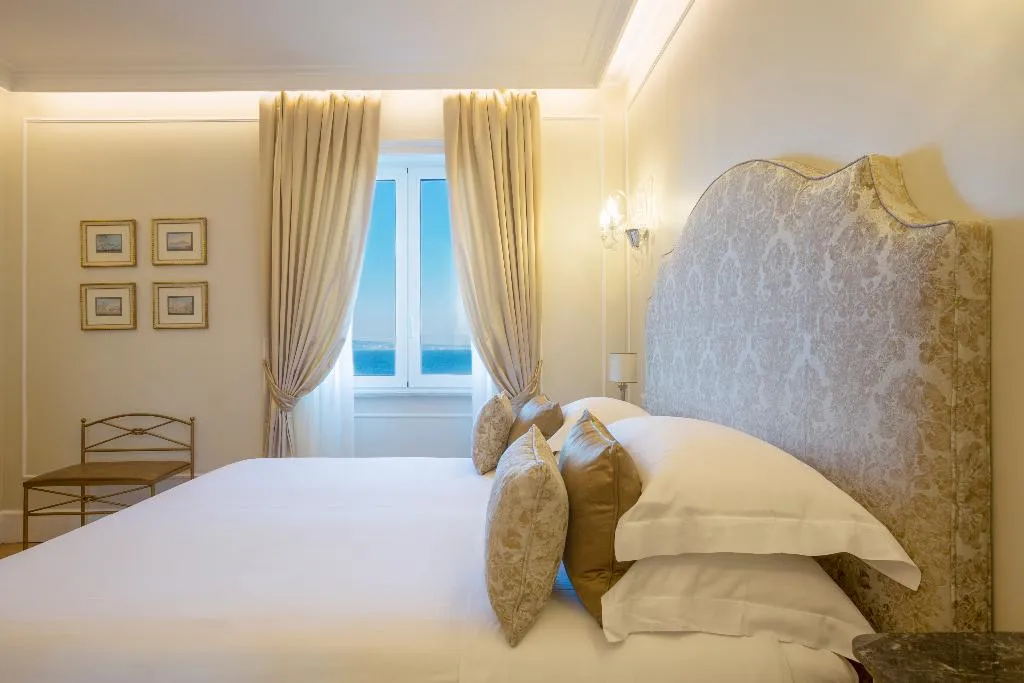 SUITE SUPERIOR SIDE SEA VIEW Room, Grand Hotel Excelsior Vittoria Spa, Naples