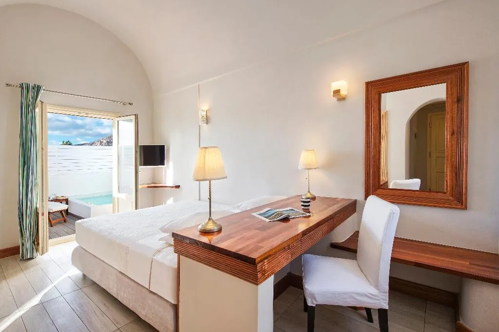 SUITE WITH JACUZZI Room, Meltemi Village, Santorini