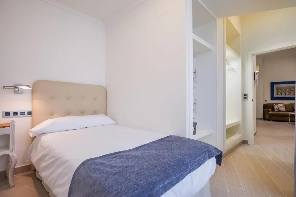 Room, Puerta Catedral Vinuesa15, Seville