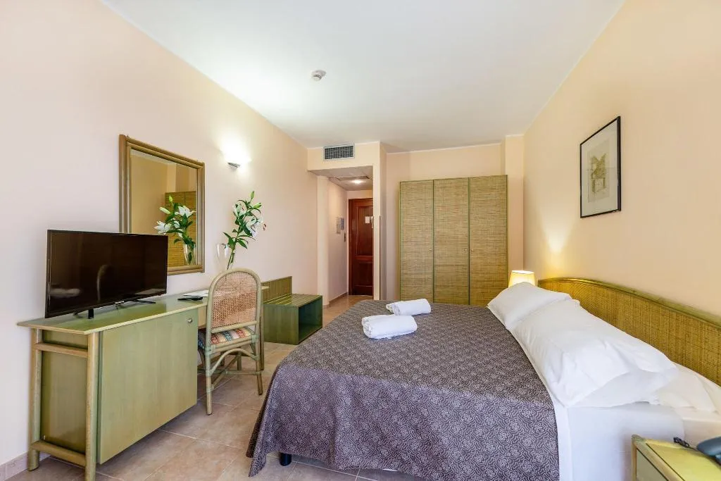 Double or Twin WITH DOUBLE BED Room, Rina Hotel, Alghero
