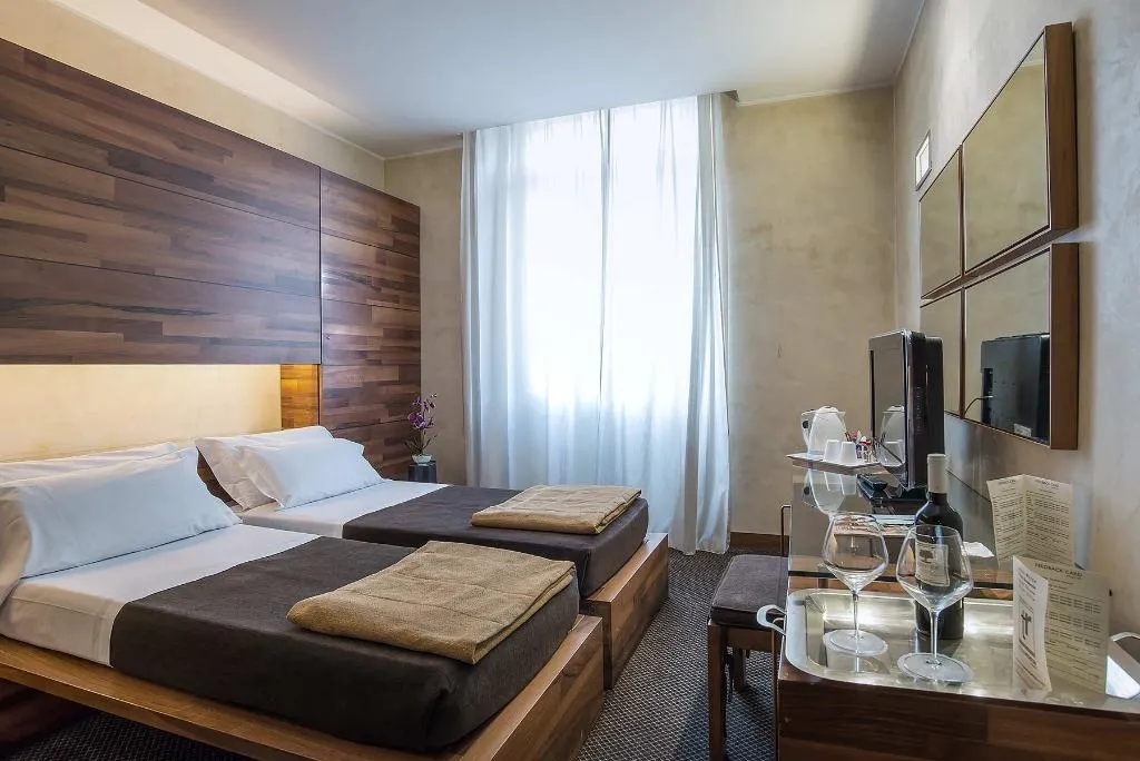 Room, Tritone, Rome