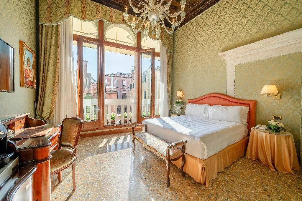 JUNIOR SUITE CANAL VIEW Room, Colombina, Venice