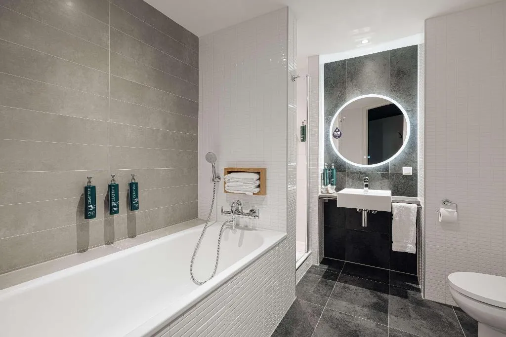 SUITE SUPERIOR CITY VIEW Room, DoubleTree by Hilton Amsterdam Centraal Station, Amsterdam