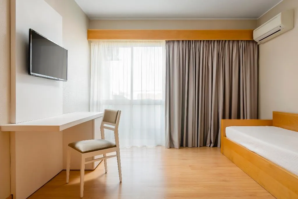 FAMILY ROOM STANDARD Room, Exe Wellington, Porto