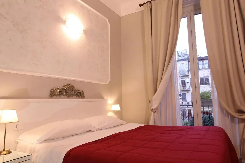 Room, Charly, Milan