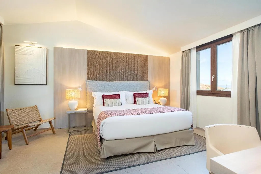 DOUBLE DELUXE KING BED Room, Mangia's Santa Teresa Sardinia, Curio Collection, Olbia