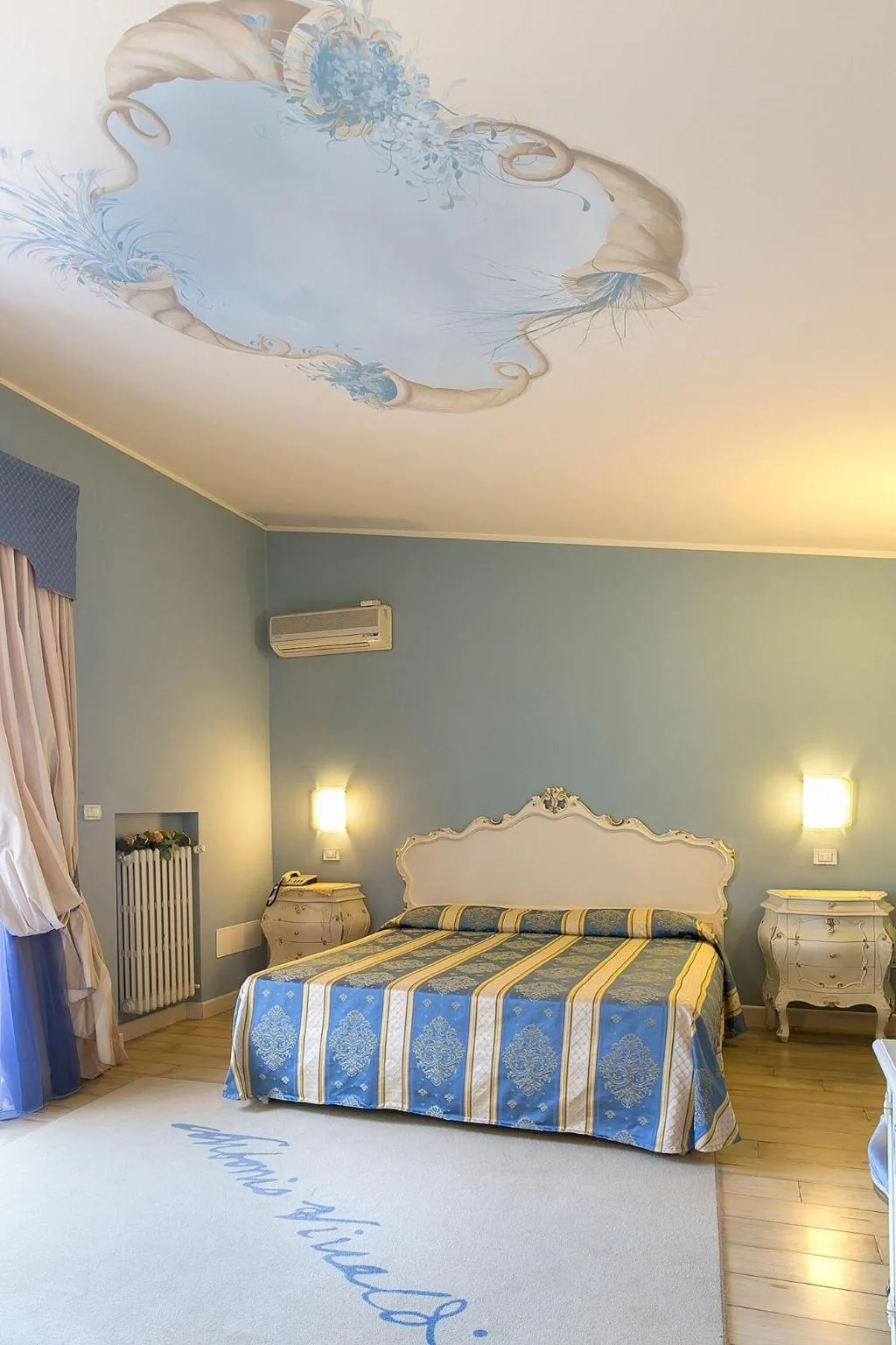Room, Serenella, Milan