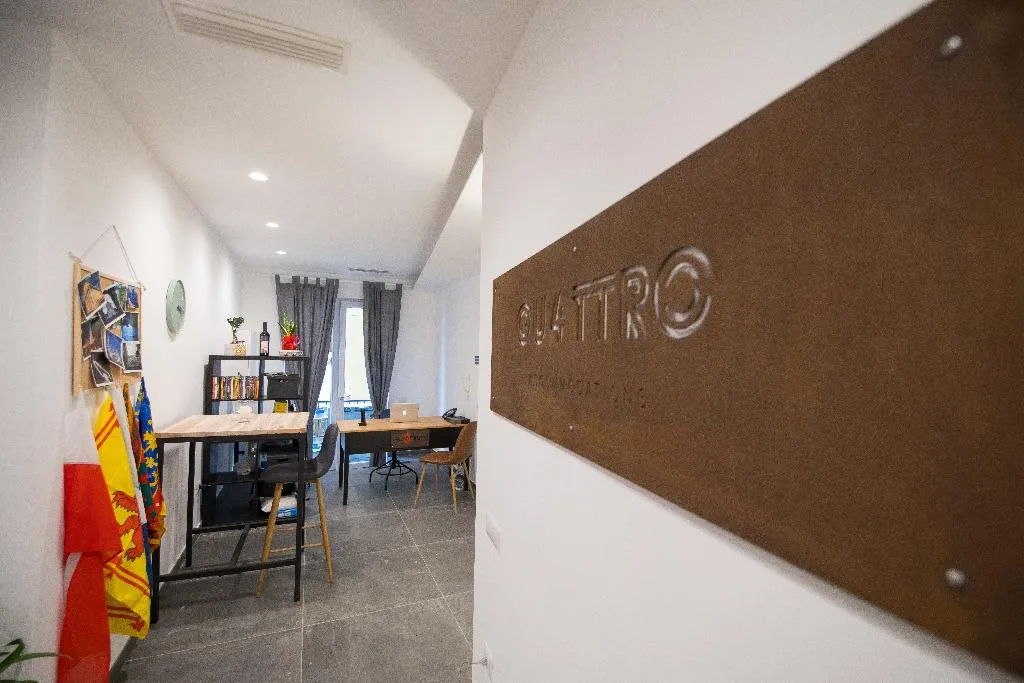 Lobby, Quattro Briganti, Naples