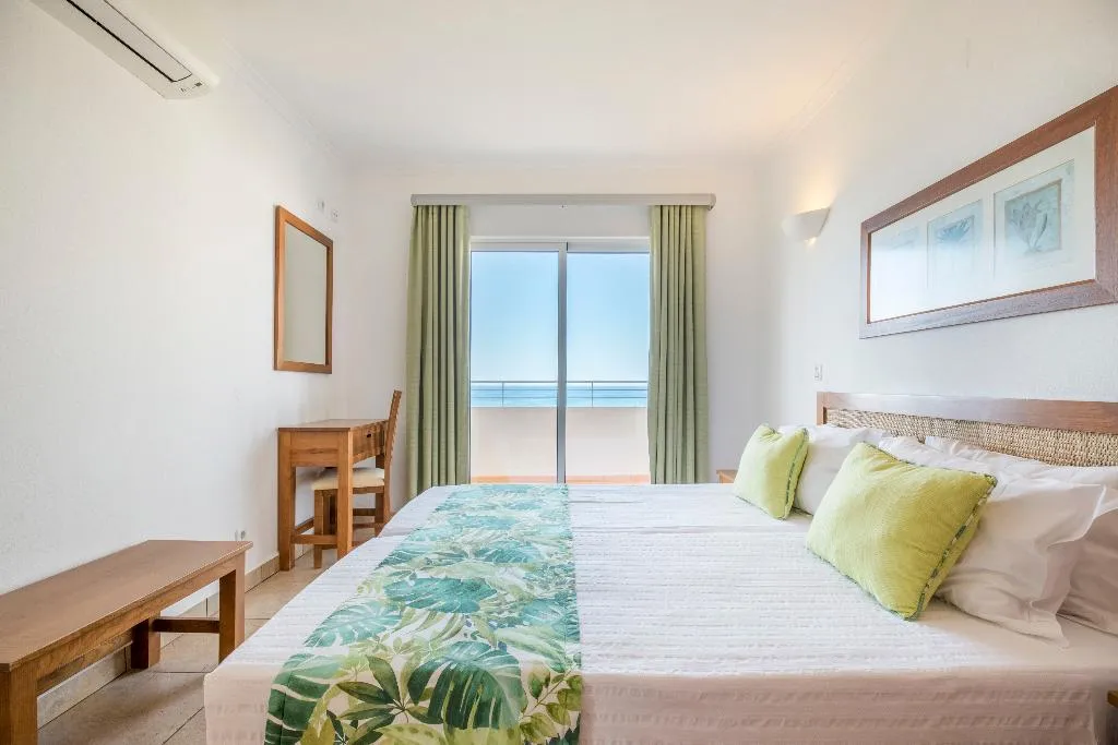 APARTMENT PREMIUM OCEAN FRONT Room, Clube Porto Mós, Algarve