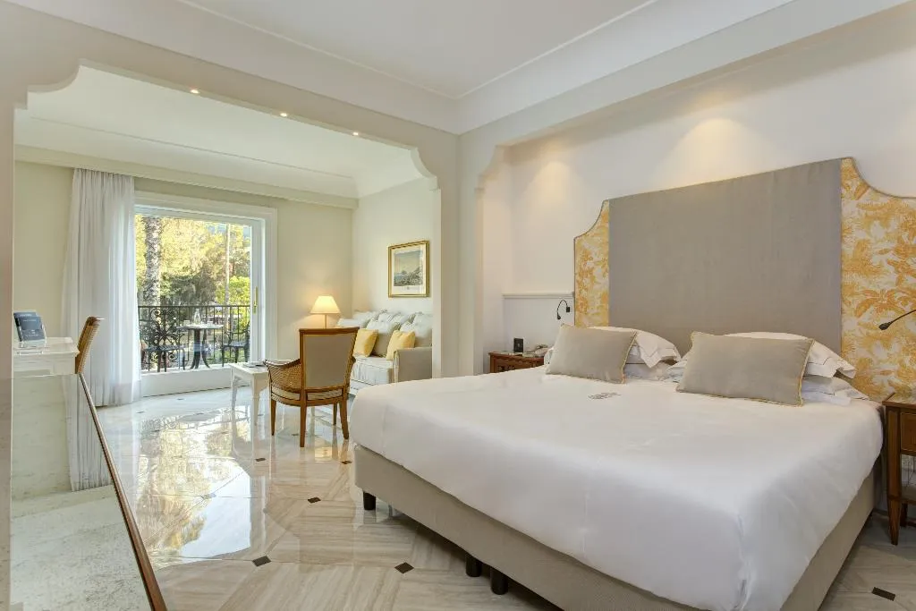 JUNIOR SUITE SUPERIOR CITY VIEW Room, Grand Hotel Royal, Naples