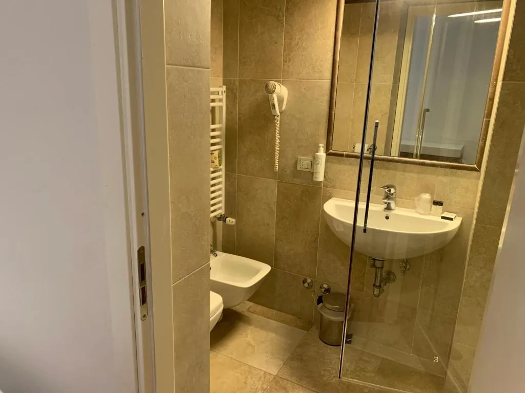 SINGLE STANDARD Room, Embassy, Florence