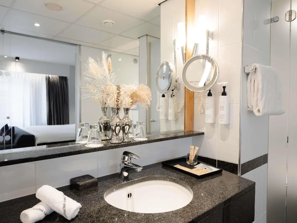 JUNIOR SUITE STANDARD Room, Swissotel Amsterdam, Amsterdam