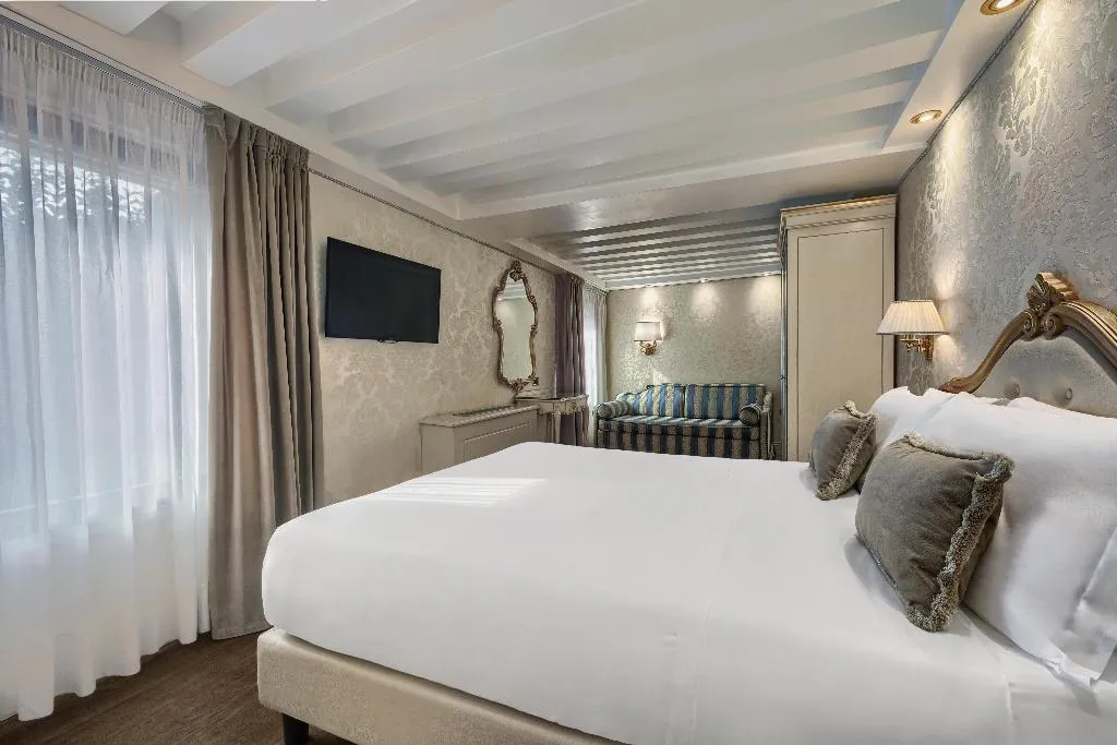 Room QUEEN SIZE BED Room, Hotel Olimpia Venice, BW Signature Collection, Venice