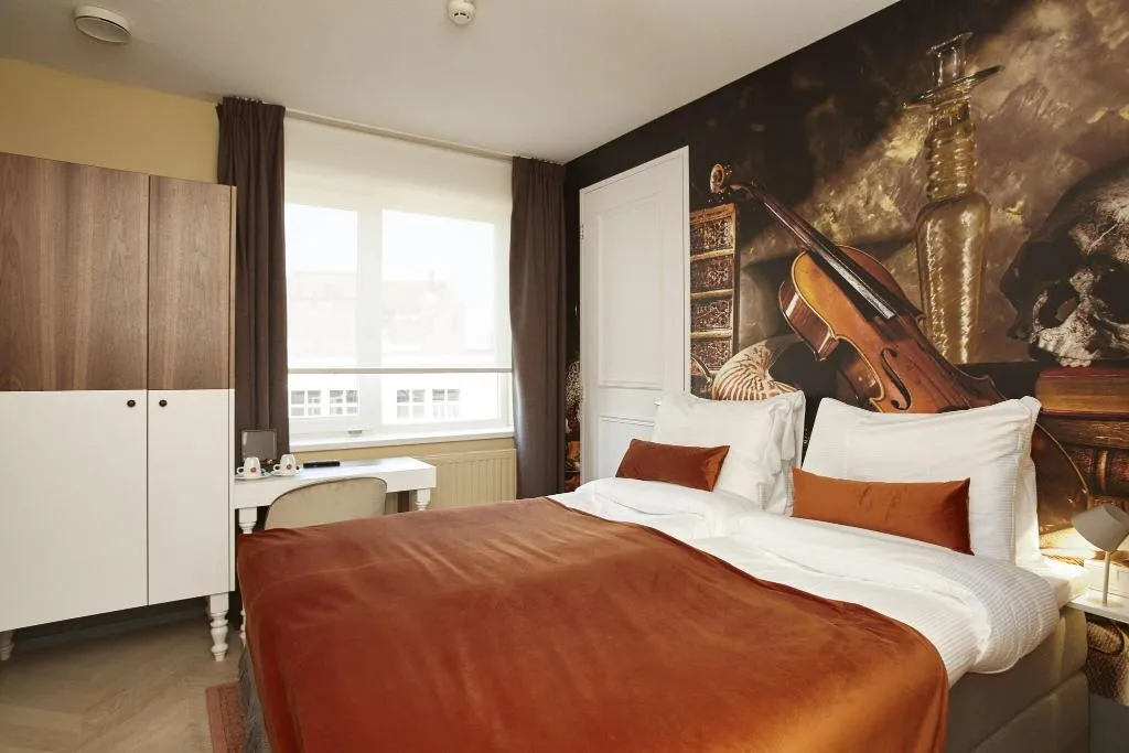 TWIN TWO BEDS Room, The Muse Amsterdam, Amsterdam