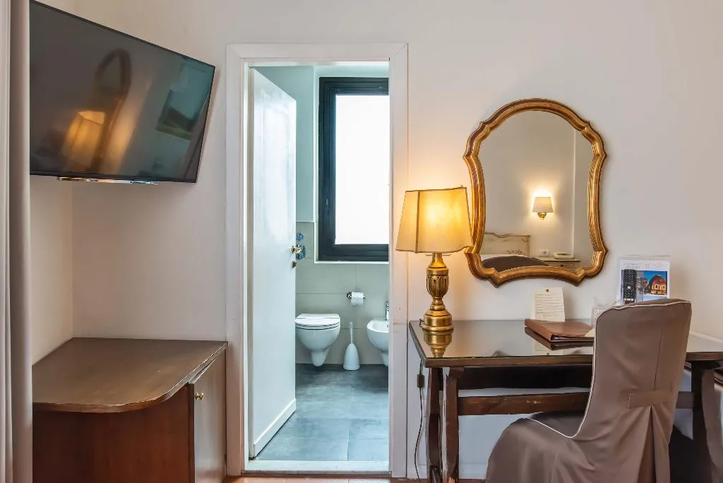 TRIPLE STANDARD Room, Machiavelli Palace, Florence