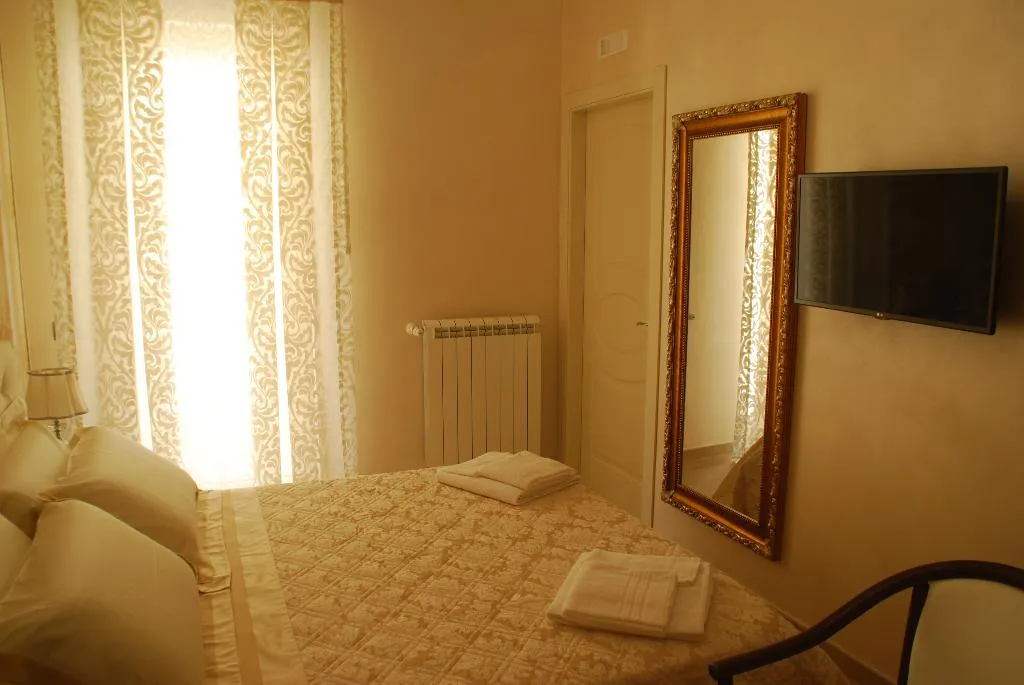 DOUBLE DELUXE WITH BALCONY Room, Daphnae House, Catania