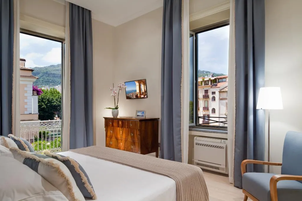VILLA THREE BEDROOMS Room, Grand Hotel Excelsior Vittoria Spa, Naples