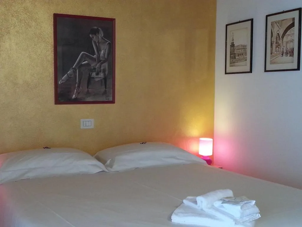 Room, Il Girasole, Milan