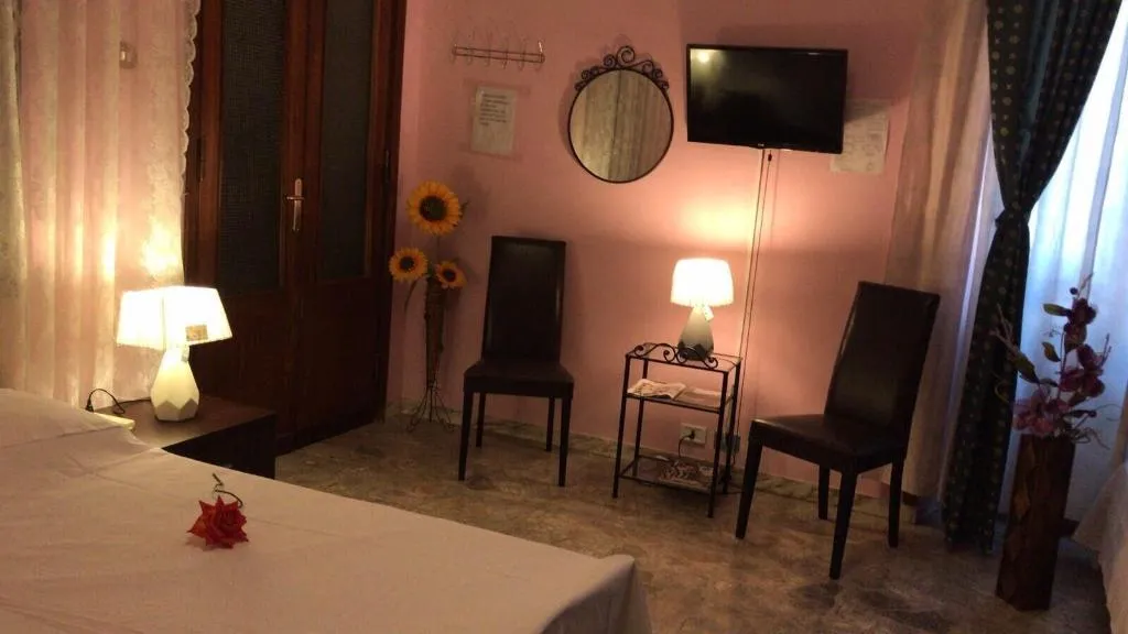 Room, Ave Popolo, Naples