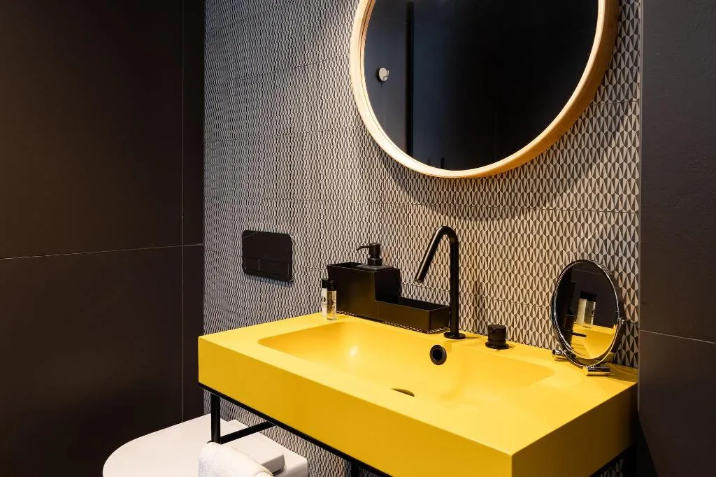 Room, Welldone Quality-Crystal Pool, Seville