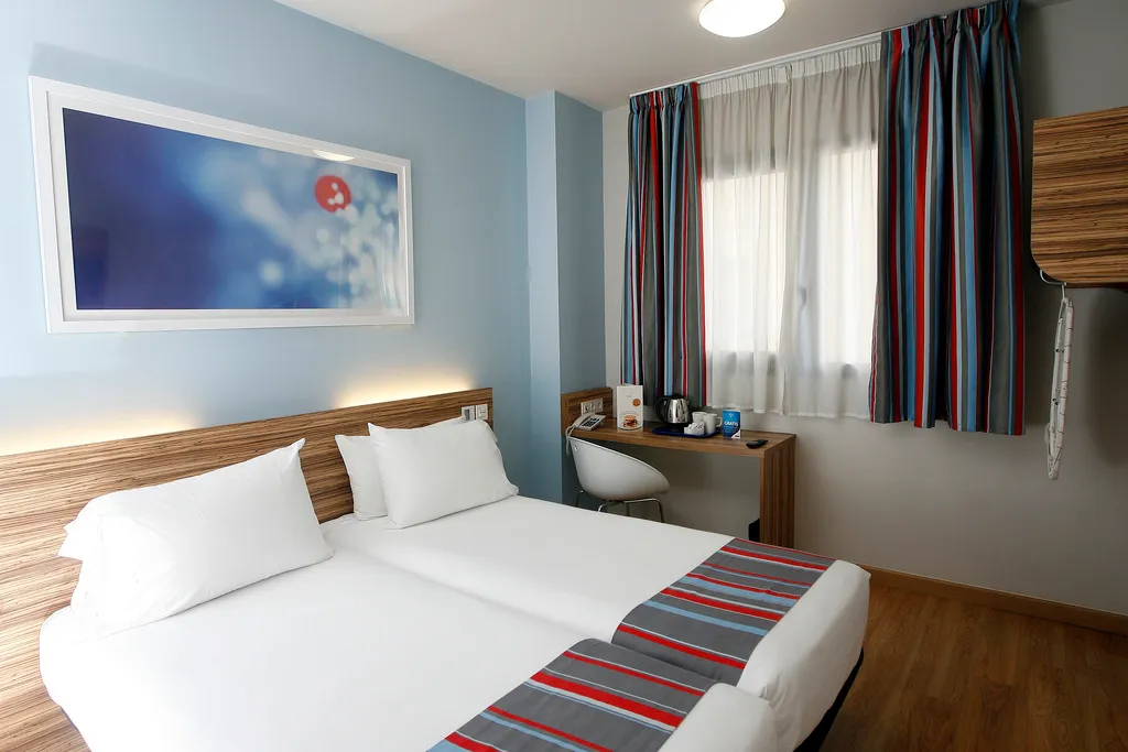 DOUBLE WITH DOUBLE BED Room, Travelodge Madrid Metropolitano, Madrid