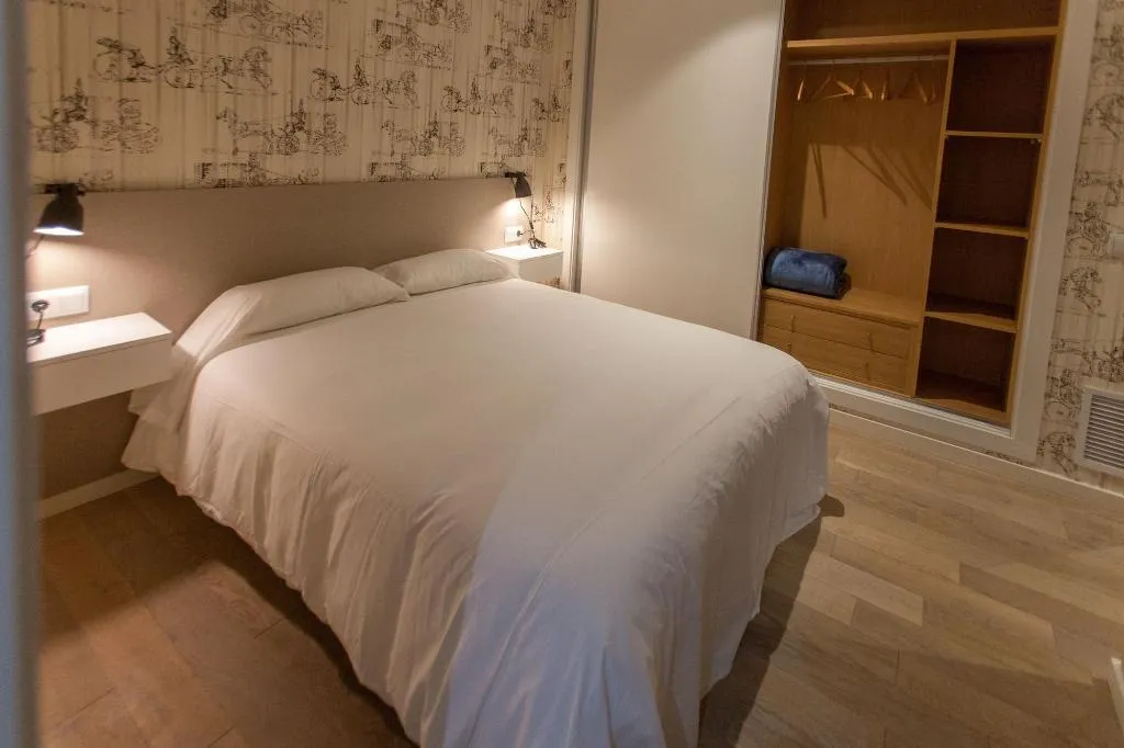 Room, Host & Home, Valencia