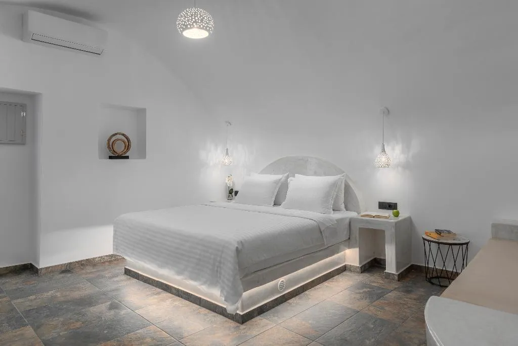 SUITE DELUXE WITH JACUZZI Room, Sole D'Oro Luxury Suites, Santorini