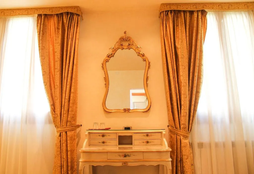 Room, Angeles Inn, Venice