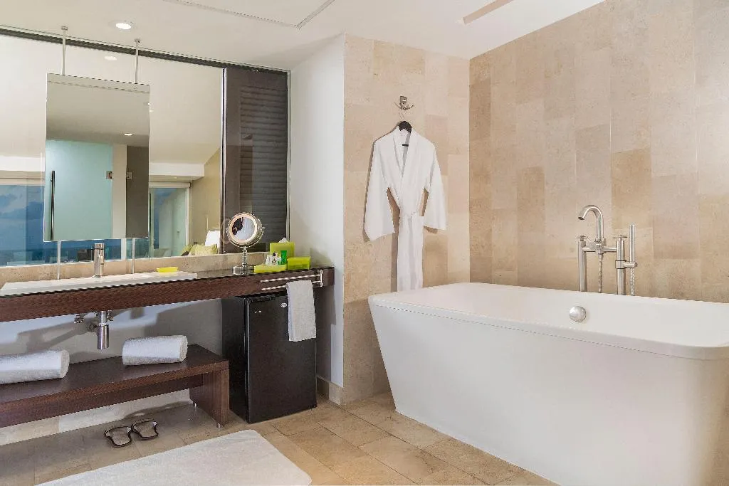 QUADRUPLE CLUB OCEAN VIEW Room, InterContinental Presidente Cancun Resort, Cancun Area