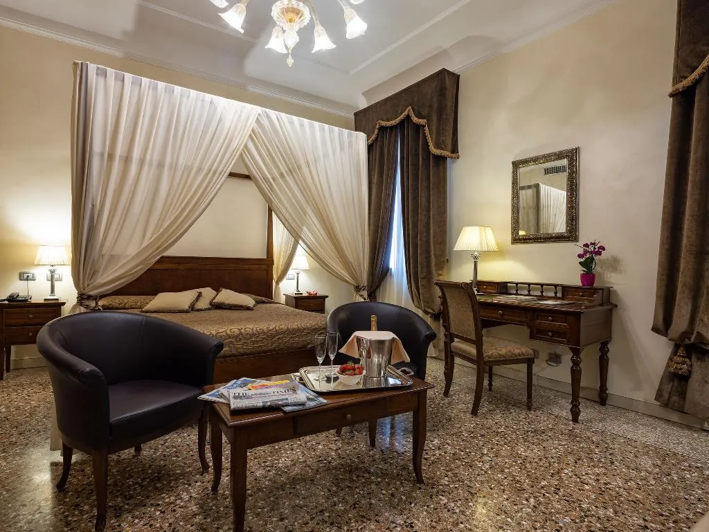 DOUBLE CANAL VIEW Room, dell'Opera, Venice