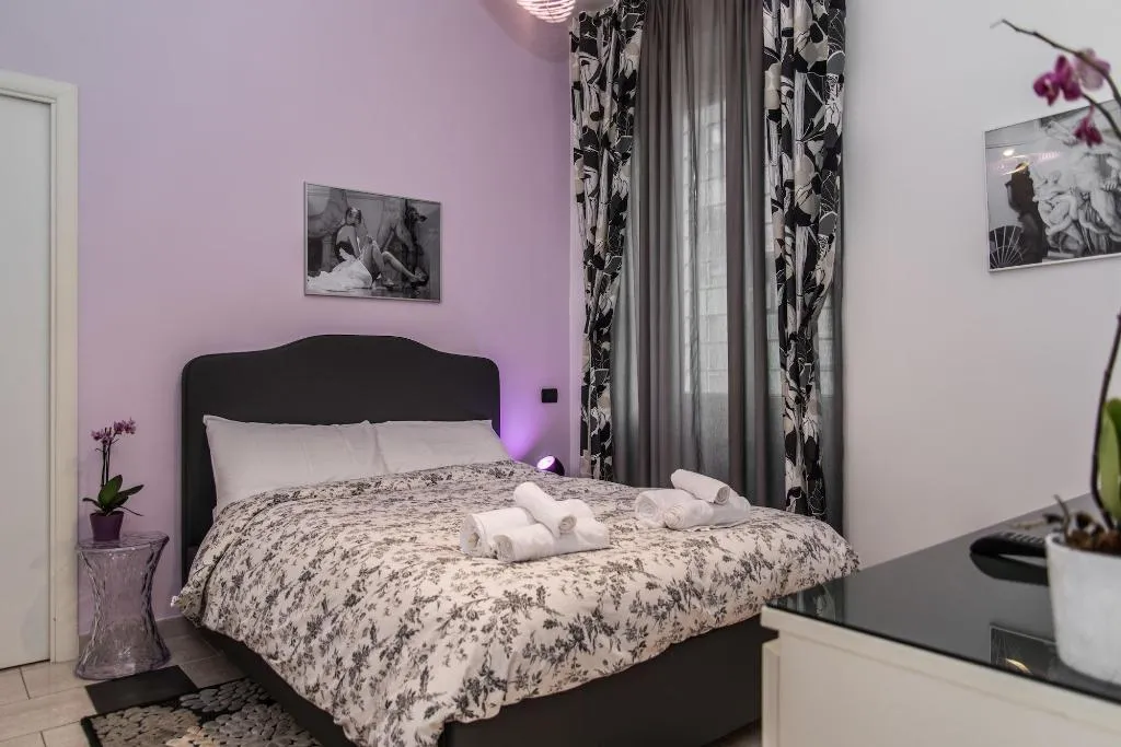 Room, B&B New Liberty in Rome, Naples