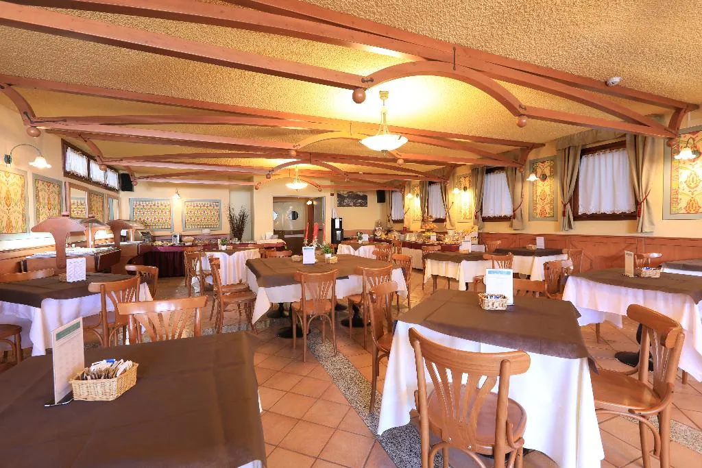 Restaurant, Swadeshi Palace Ponte di Legno Resort, Milan