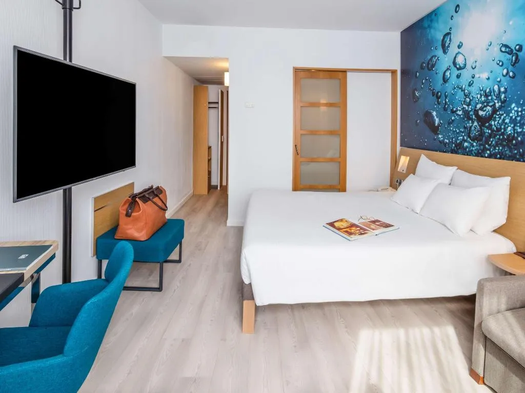 DOUBLE EXECUTIVE QUEEN BED Room, Novotel Barcelona Cornella, Barcelona