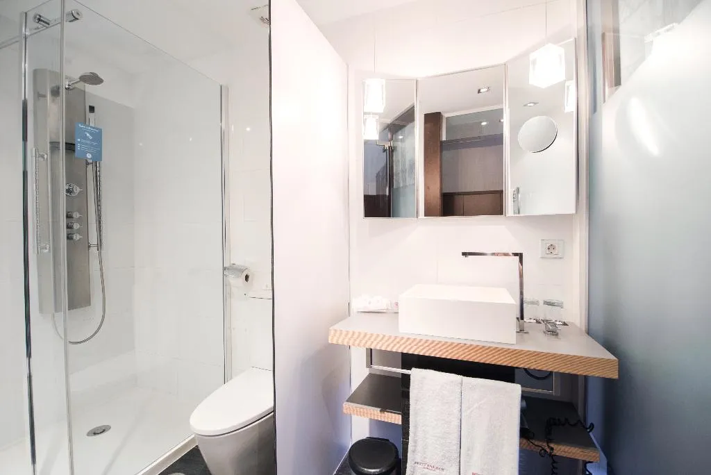 TRIPLE STANDARD Room, Petit Palace President Castellana, Madrid